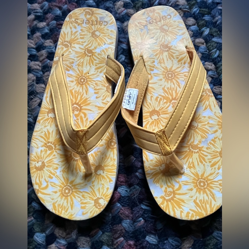 Girls sunflower flip flops.